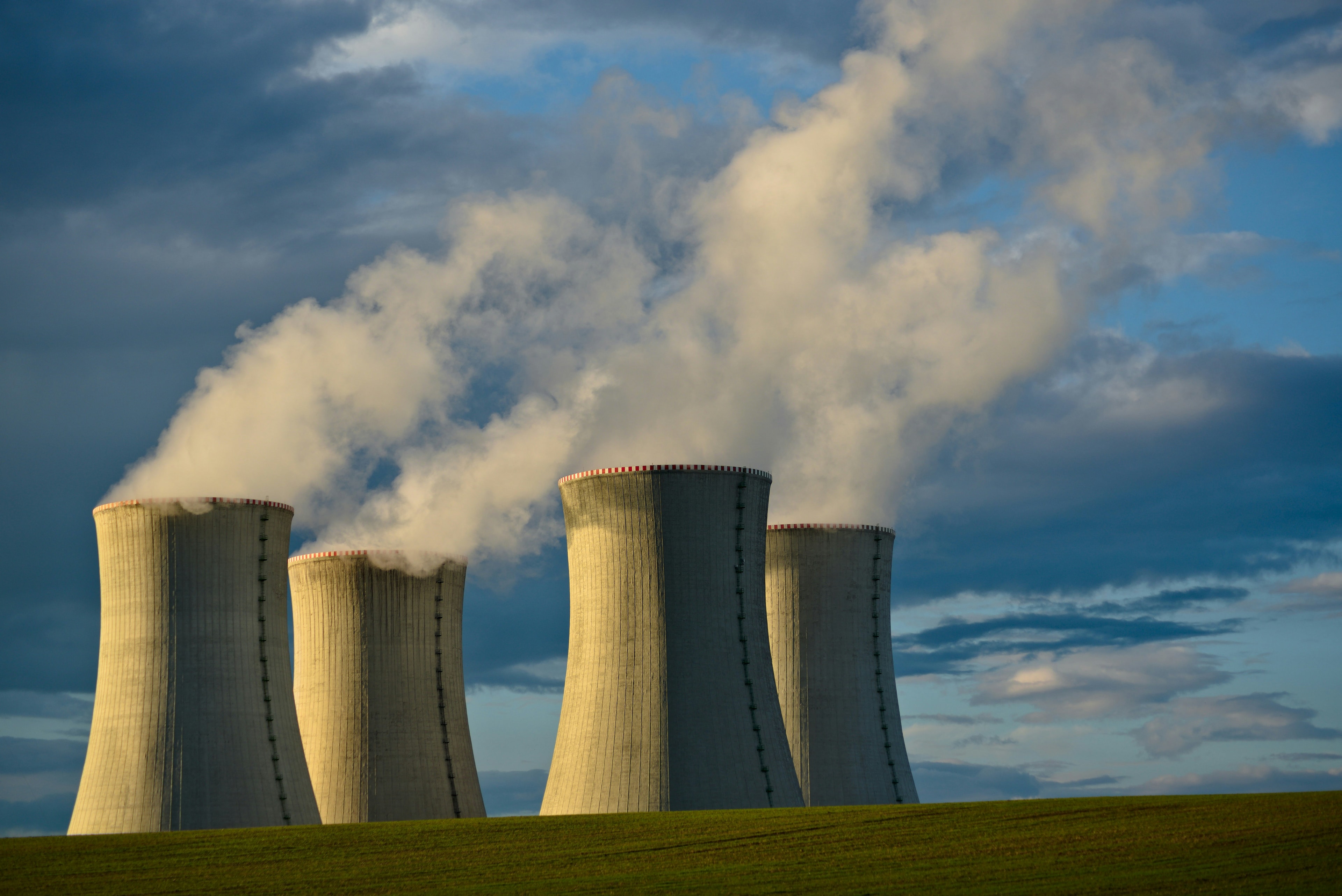 AI's Power Crunch Fuels Nuclear Energy Revival